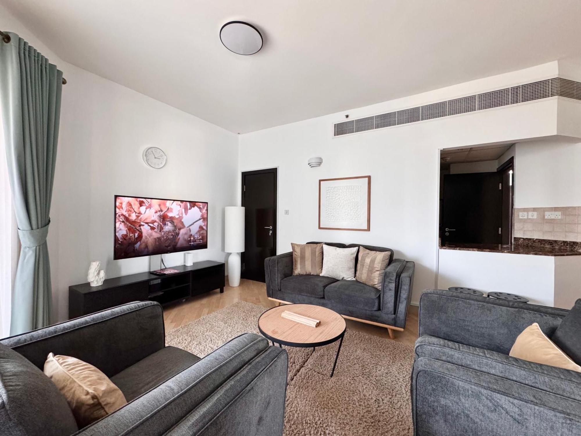 2 Bed In La Riviera Tower, Marina Near Metro And Mall, 12-min Walk To Jbr Beach! अपार्टमेंट Dubai